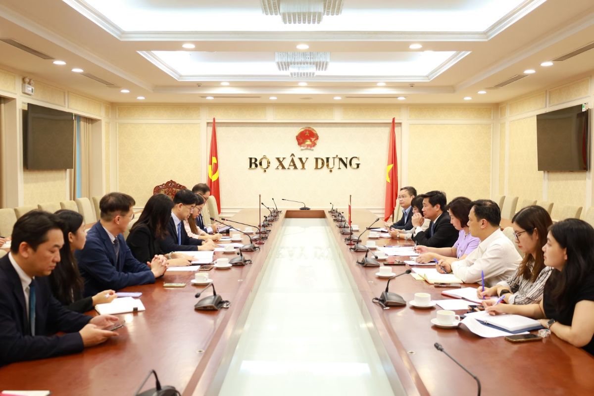 Thứ trưởng Bộ Xây dựng Nguyễn Tường Văn đã có buổi tiếp và làm việc với Thứ trưởng thứ nhất Bộ Đất đai, Cơ sở hạ tầng và Giao thông Hàn Quốc (MoLIT) Lee Sang Kyeong vào ngày 20/10 tại Hà Nội. (Ảnh: Bộ Xây dựng)