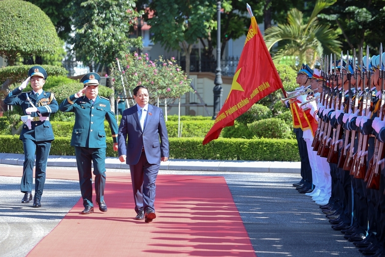Thủ tướng Phạm Minh Chính dự lễ đón nhận danh hiệu Anh hùng lực lượng vũ trang nhân dân và kỷ niệm 62 năm ngày truyền thống Quân chủng Phòng không – Không quân. Ảnh: VGP
