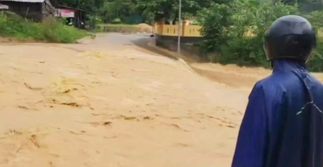 Một tuyến đường trên địa bàn xã Kim Ngân, tỉnh Quảng Trị bị ngập sâu, lực lượng chức năng của xã trực đề phòng tình huống nguy hiểm