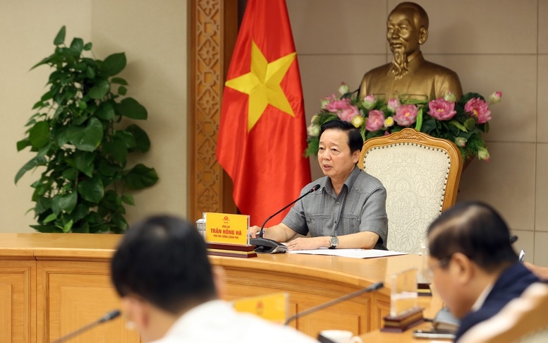 Phó Thủ tướng Trần Hồng Hà yêu cầu cơ quan dự bảo khí tượng thủy văn phải lượng hóa rõ các yếu tố ảnh hưởng của bão, lượng mưa, nguy cơ ngập lụt đến từng địa bàn và từng giai đoạn của thiên tai - Ảnh: VGP