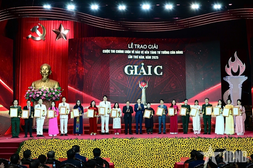 Các tác giả nhận giải C.