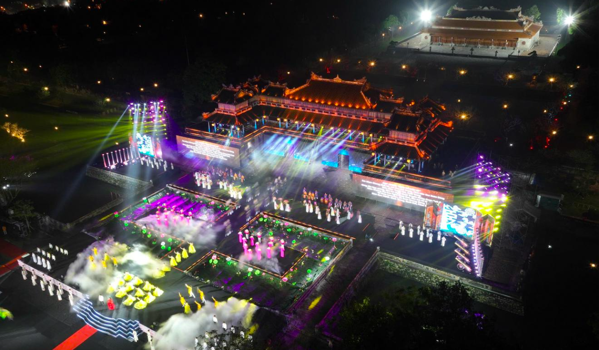 Hình ảnh Quảng trường Ngọ Môn của Thành phố Huế tại sự kiện công bố Nghị quyết về việc thành lập thành phố Huế trực thuộc Trung ương hồi cuối năm 2024 - Ảnh minh họa.