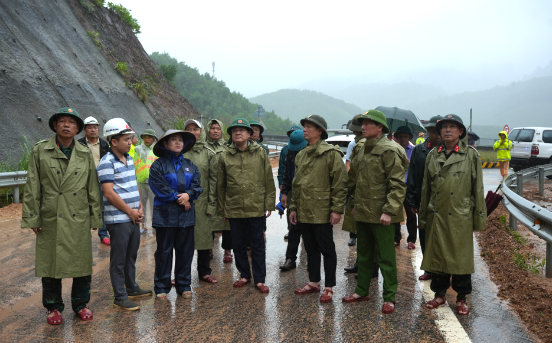 Lãnh đạo thành phố kiểm tra điểm sạt lở trên địa bàn xã Khe Tre