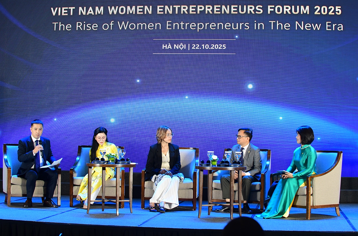 Câc đại biểu trao đổi tại Diễn đàn.