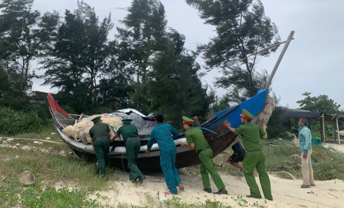 Lực lượng chức năng xã Phong Quảng hỗ trợ người dân đưa tàu thuyền vào nơi trú tránh an toàn