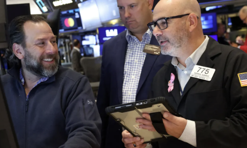 Dow Jones lập kỷ lục nhờ cổ phiếu Coca-Cola, giá dầu thoát đáy 5 tháng