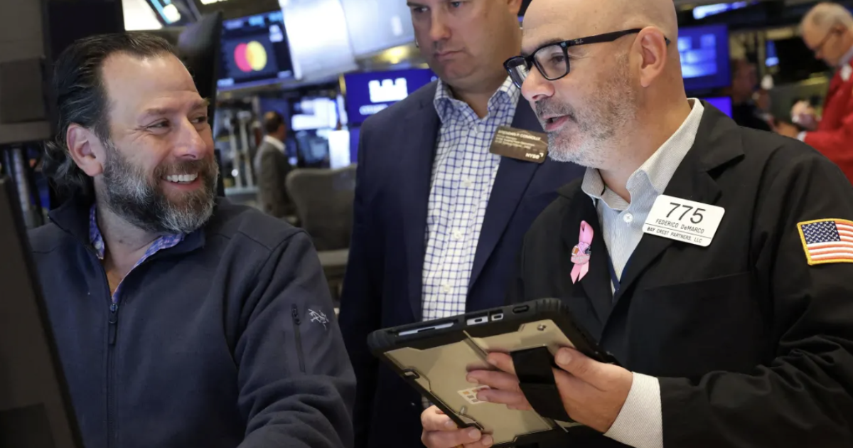 Dow Jones lập kỷ lục nhờ cổ phiếu Coca-Cola, giá dầu thoát đáy 5 tháng