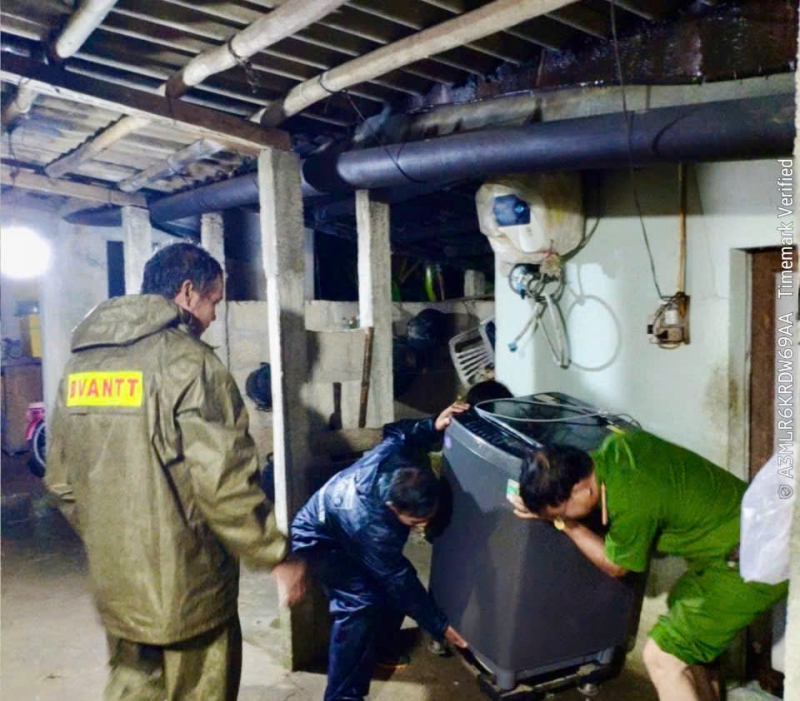 Công an xã Chân Mây - Lăng Cô di dời đồ đạc của các hộ dân ở vùng sạt lở núi Phú Gia đến nơi an toàn.