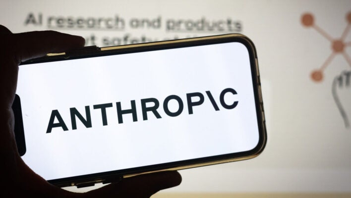 Anthropic được thành lập vào năm 2021 bởi hai anh em Dario Amodei và Daniela Amodei, cùng một nhóm cựu nhân viên OpenAI