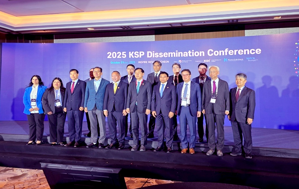 Bộ trưởng Bộ Tài chính&nbsp;Nguyễn Văn Thắng cùng các đại biểu tại Hội nghị Chia sẻ Tri thức ( KSP 2025).