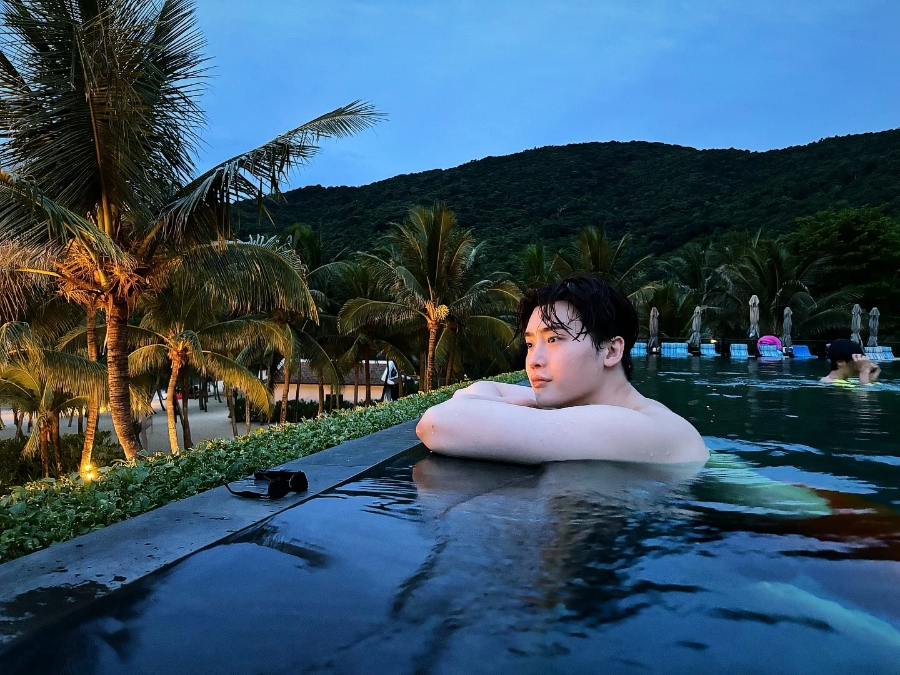 Lee Jong Suk nghỉ dưỡng tại resort ở bán đảo Sơn Trà hồi tháng 8/2024. 