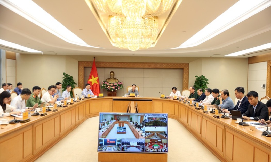 Phó Thủ tướng Trần Hồng Hà, Phó Trưởng ban thường trực Ban Chỉ đạo Phòng thủ dân sự quốc gia chủ trì cuộc họp về công tác ứng phó với bão số 12 (bão Fengshen). Ảnh: VGP