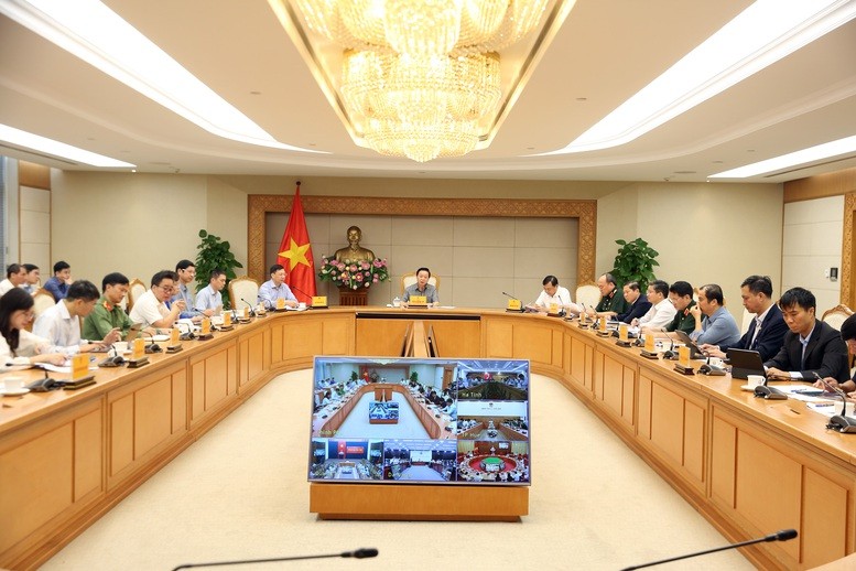 Phó Thủ tướng Trần Hồng Hà, Phó Trưởng ban thường trực Ban Chỉ đạo Phòng thủ dân sự quốc gia chủ trì cuộc họp về công tác ứng phó với bão số 12 (bão Fengshen). Ảnh: VGP