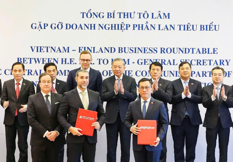Tổng giám đốc Vietjet Đinh Việt Phương (phải, hàng trước) và Tổng giám đốc Airways Aviation, ông Alexandre Alves (trái, hàng trước) trao thỏa thuận hợp tác đào tạo nguồn nhân lực chất lượng cao cho ngành hàng không quốc tế.