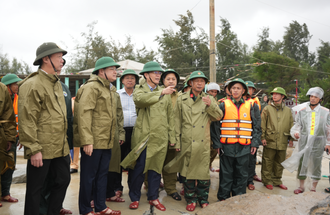 Lãnh đạo thành phố Huế kiểm tra thực trạng sạt lở bờ biển ở bãi tắm Phú Thuận, phường Thuận An