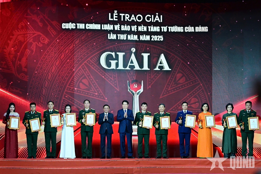  Chủ tịch nước Lương Cường và Thường trực Ban Bí thư Trần Cẩm Tú trao giải A cho tác giả và nhóm tác giả đoạt giải.. Ảnh: QĐND