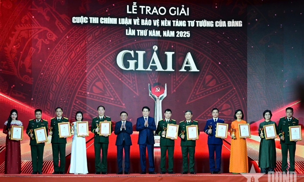  Chủ tịch nước Lương Cường và Thường trực Ban Bí thư Trần Cẩm Tú trao giải A cho tác giả và nhóm tác giả đoạt giải.. Ảnh: QĐND