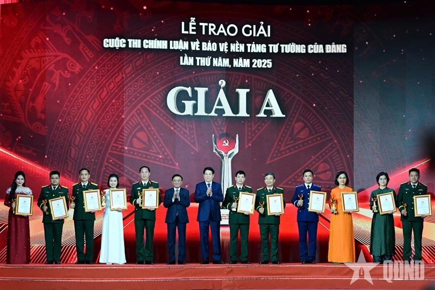  Chủ tịch nước Lương Cường và Thường trực Ban Bí thư Trần Cẩm Tú trao giải A cho tác giả và nhóm tác giả đoạt giải.. Ảnh: QĐND