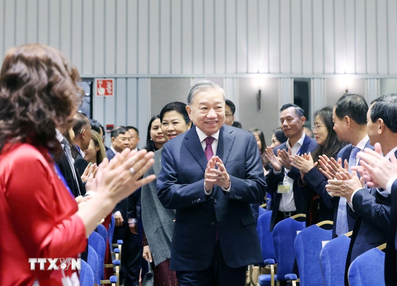 Tổng Bí thư Tô Lâm và phu nhân gặp gỡ cán bộ Đại sứ quán Việt Nam và cộng đồng người Việt tại Bắc Âu. Ảnh: TTXVN.