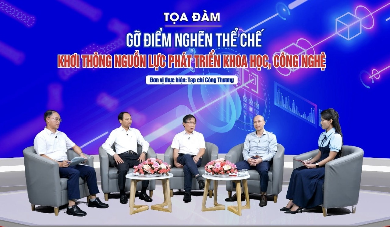 Các diễn giả chia sẻ tại tọa đàm.