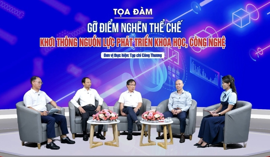 Các diễn giả  chia sẻ tại tọa đàm.