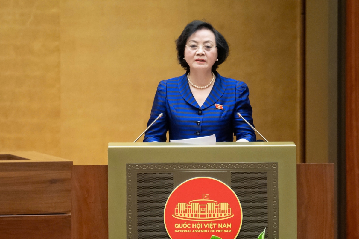 Bộ trưởng Bộ Nội vụ Phạm Thị Thanh Trà trình bày Tờ trình dự án Luật Viên chức (sửa đổi) trước Quốc hội. Ảnh: Quochoi.vn.