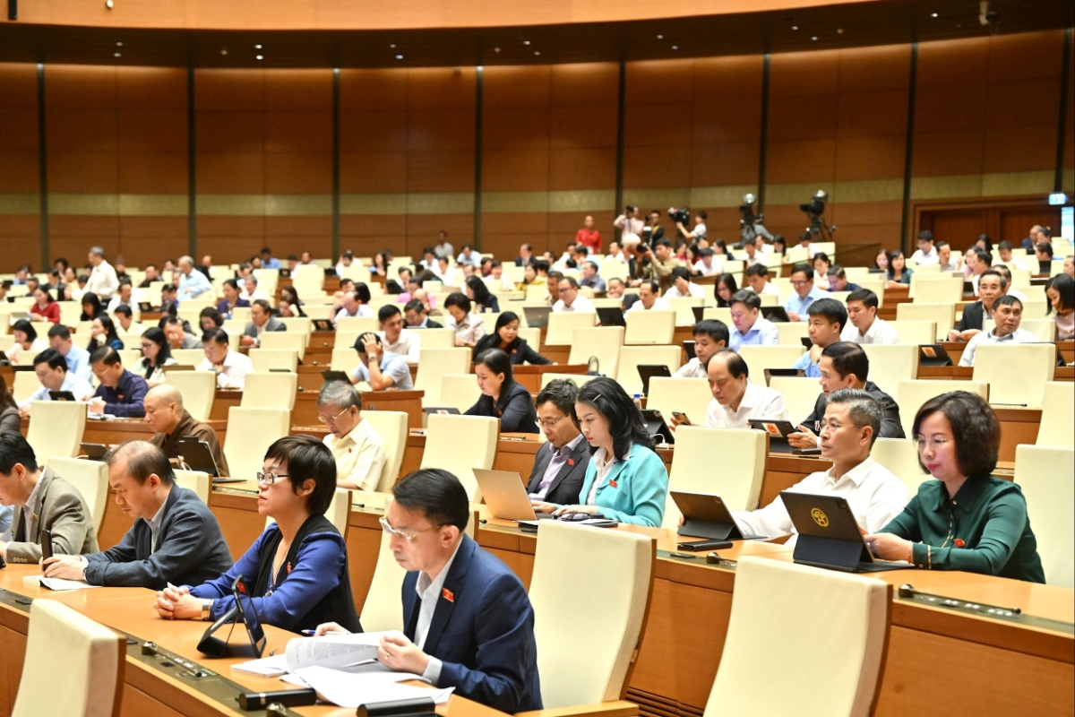 Các đại biểu tham dự phiên họp sáng 22/10. Ảnh: Đại biểu Nhân dân