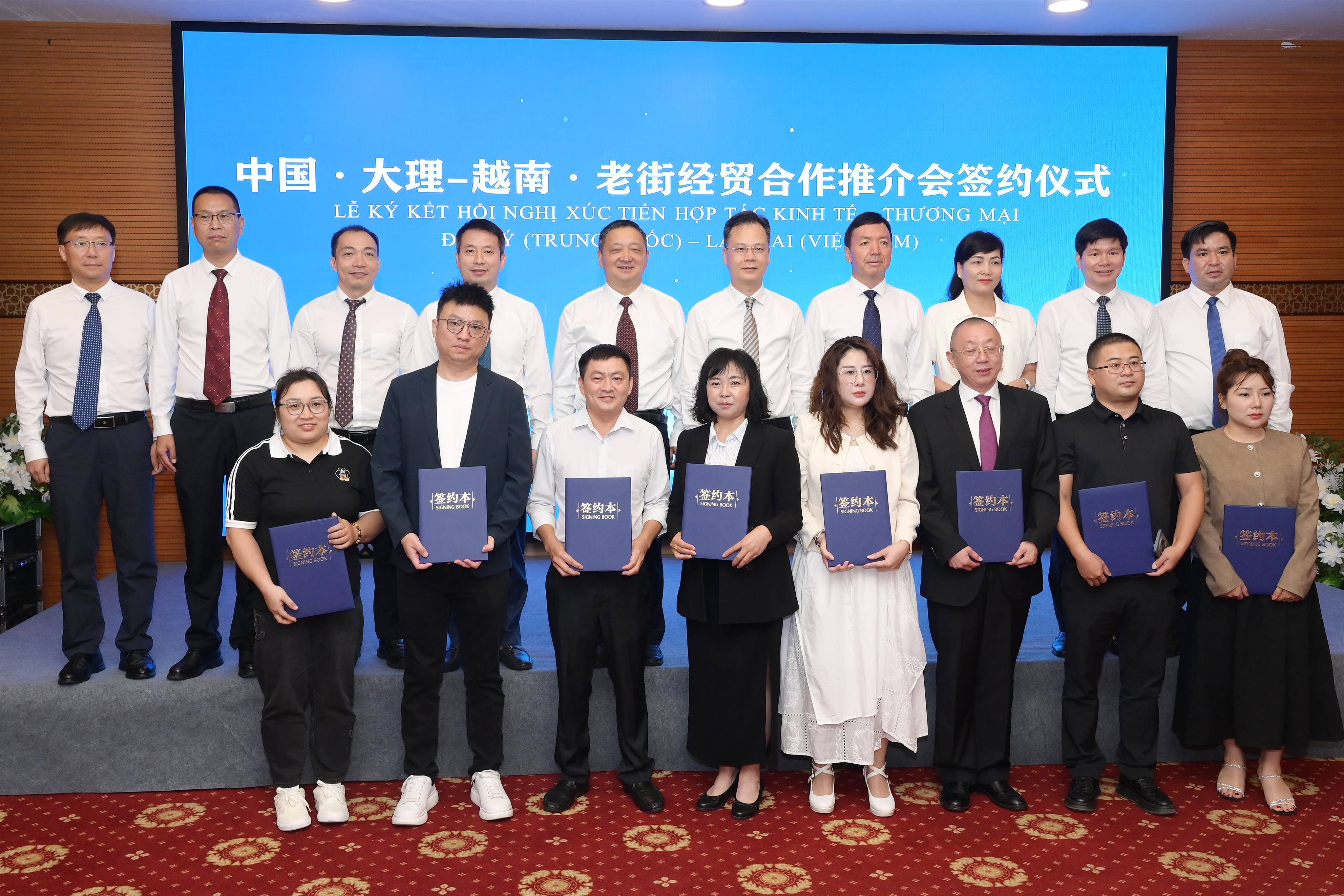 Các doanh nghiệp của tỉnh Lào Cai và Châu Đại Lý (Trung Quốc) ký kết các biên bản ghi nhớ hợp tác trong lĩnh vực công nghệ, nông nghiệp, xuất nhập khẩu. (Ảnh: CTT tỉnh Lào Cai)