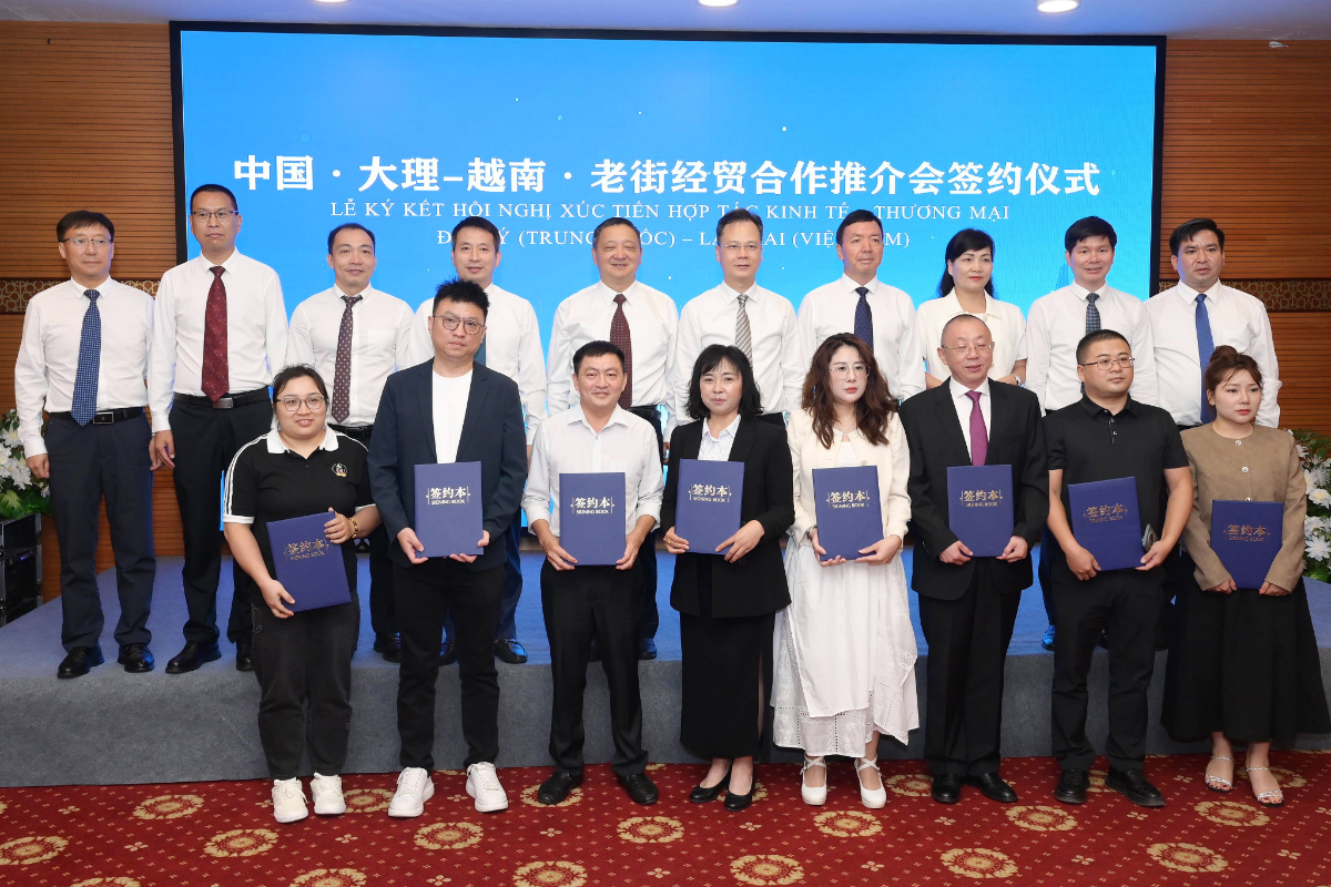 Các doanh nghiệp của tỉnh Lào Cai và Châu Đại Lý (Trung Quốc) ký kết các biên bản ghi nhớ hợp tác trong lĩnh vực công nghệ, nông nghiệp, xuất nhập khẩu. (Ảnh: CTT tỉnh Lào Cai)