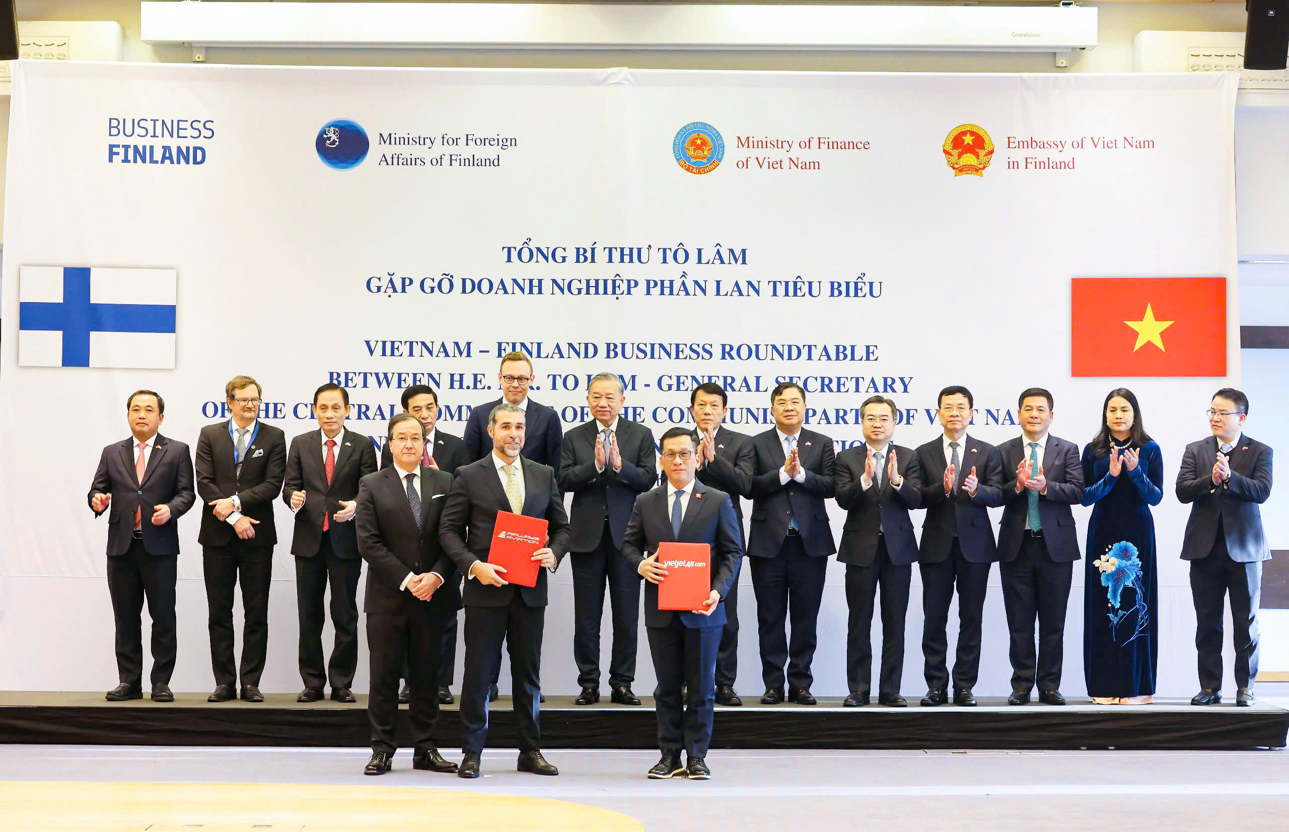 Tổng Bí thư Tô Lâm (giữa, hàng sau) chứng kiến chúc mừng Vietjet và Airways Aviation trao thỏa thuận phát triển nguồn lực hàng không quốc tế tại Phần Lan.