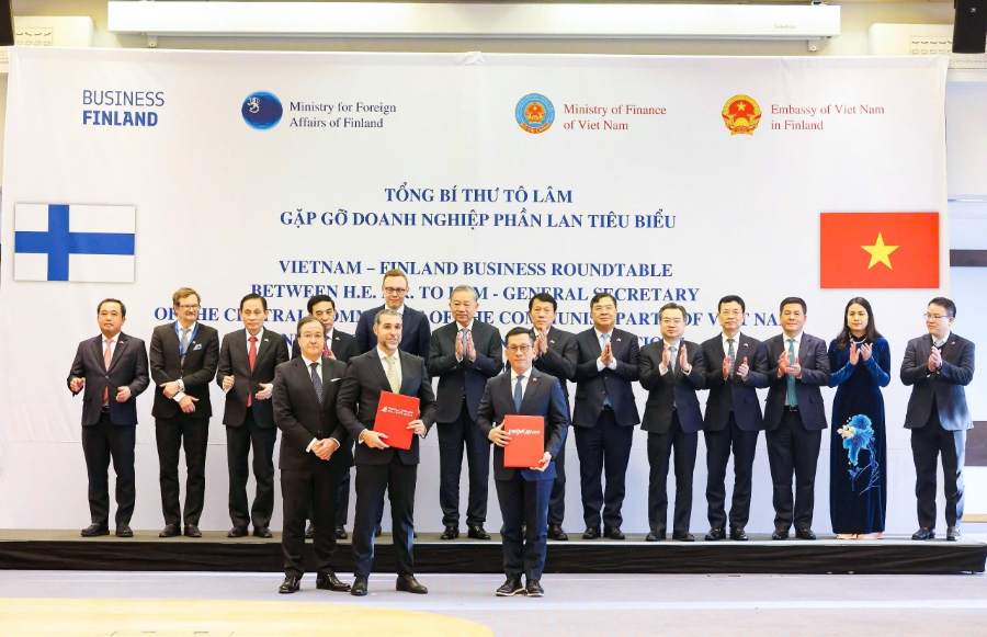 Tổng Bí thư Tô Lâm (giữa, hàng sau) chứng kiến & chúc mừng Vietjet và Airways Aviation trao thỏa thuận phát triển nguồn lực hàng không quốc tế tại Phần Lan.