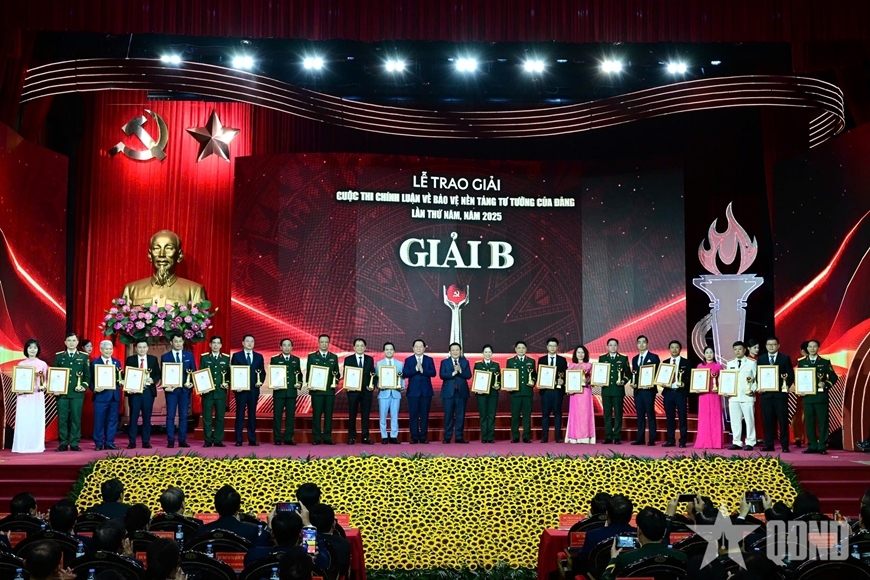 Các tác giả nhận giải B.