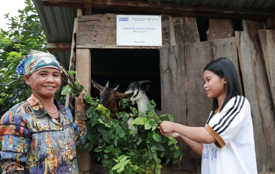 Bà Hồ Thị Miên ở xã Đakrông với mô hình nuôi dê từ chương trình “Tiến lên phía trước”. Ảnh:&nbsp;Phan Tân Lâm