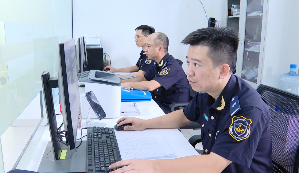 Cán bộ Hải quan khu vực X thực hiện thủ tục thông quan điện tử 