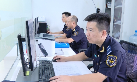 Cán bộ Hải quan khu vực X thực hiện thủ tục thông quan điện tử