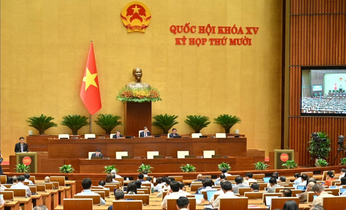 Chủ nhiệm Ủy ban Văn hóa và Xã hội Nguyễn Đắc Vinh trình bày báo cáo thẩm tra dự thảo Luật. Ảnh: Đại biểu Nhân dân