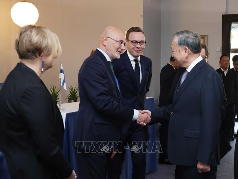 Tổng Bí thư Tô Lâm gặp đại diện một số doanh nghiệp tiêu biểu của Phần Lan tại thủ đô Helsinki. Ảnh: TTXVN