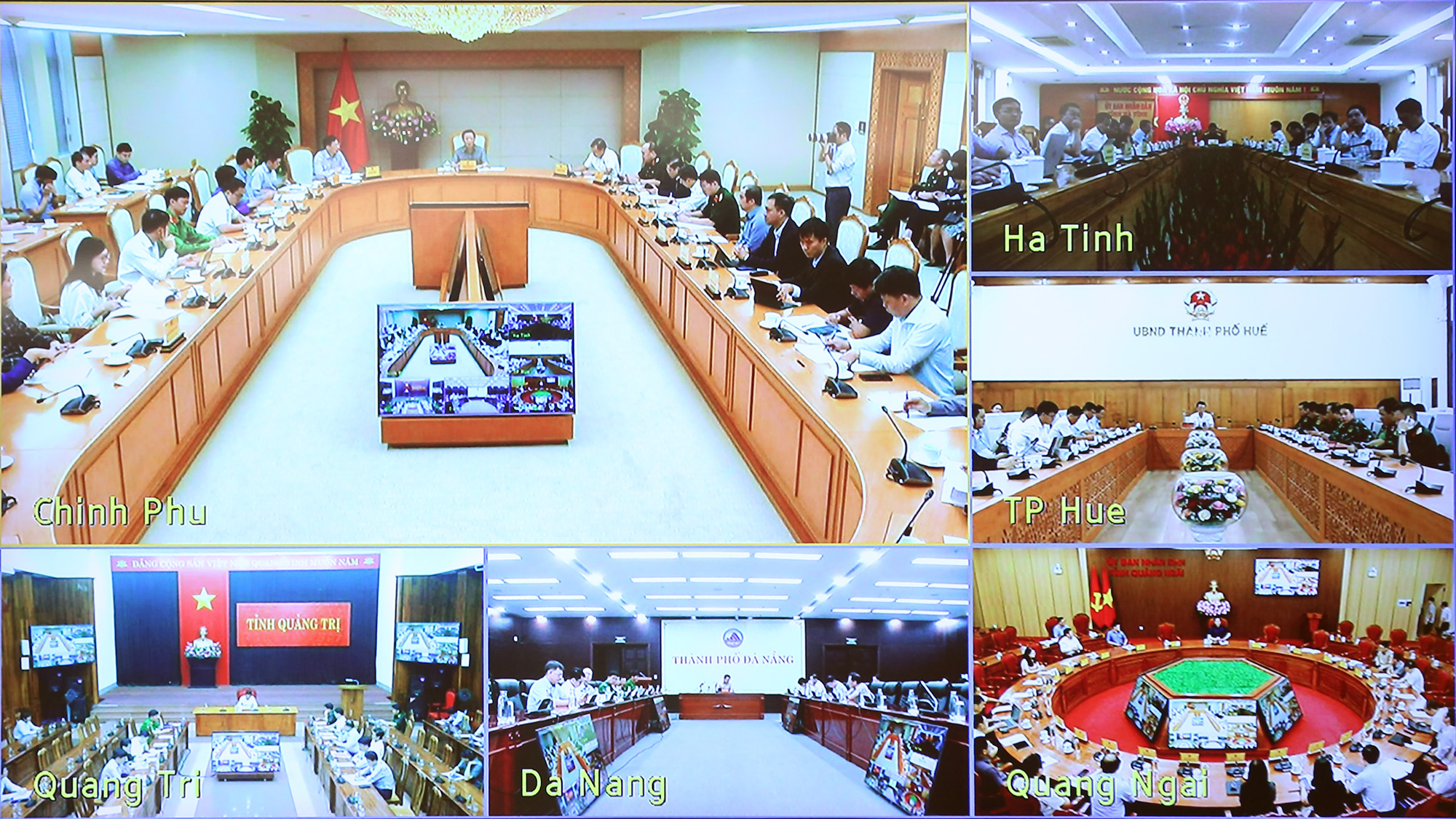 Lãnh đạo các tỉnh, thành phố trọng điểm chịu ảnh hưởng của bão số 12 họp trực tuyến - Ảnh: VGP