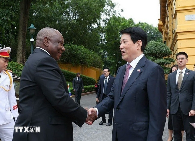 Chủ tịch nước Lương Cường đón Tổng thống Nam Phi Matamela Cyril Ramaphosa. Ảnh: TTXVN.