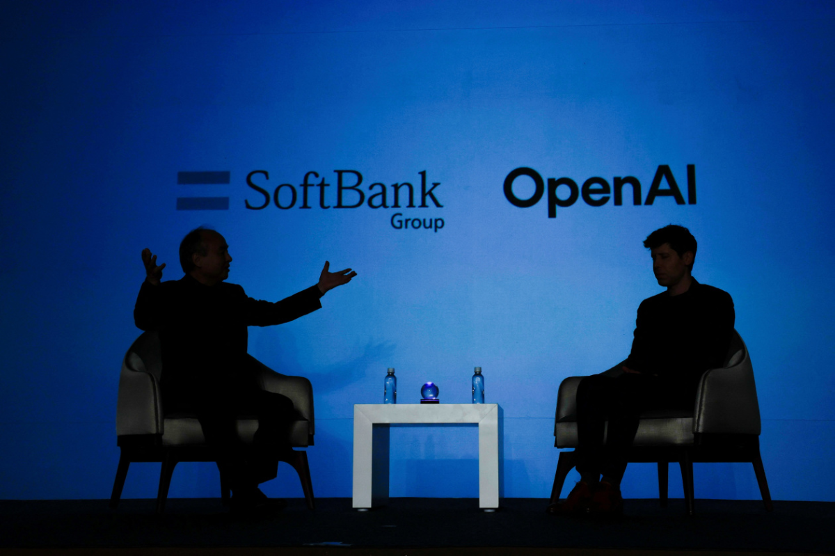 Ông Son của Softbank (trái) và ông Altman (phải) tại một sự kiện giới thiệu AI tới các doanh nghiệp ở Tokyo vào tháng 2/2025. Ảnh: Reuters