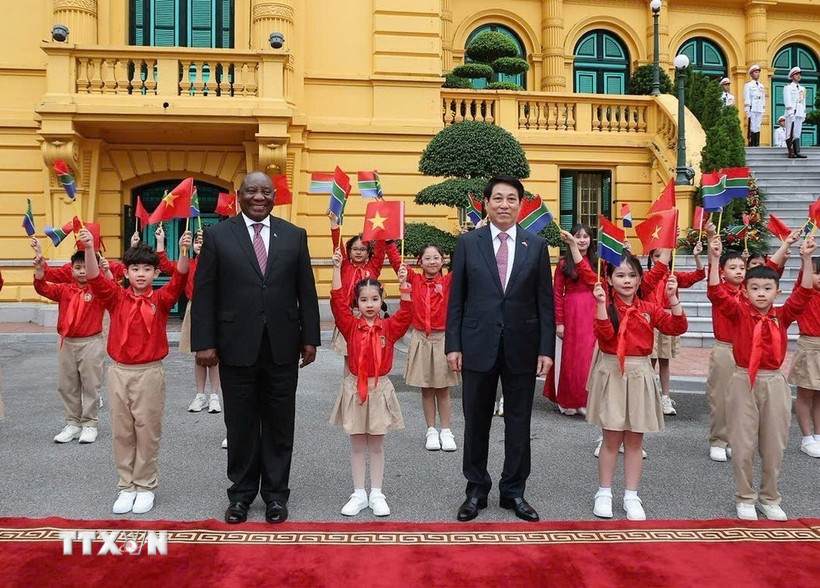 Chủ tịch nước Lương Cường và Tổng thống Nam Phi Matamela Cyril Ramaphosa với thiếu nhi Thủ đô Hà Nội. Ảnh: TTXVN.
