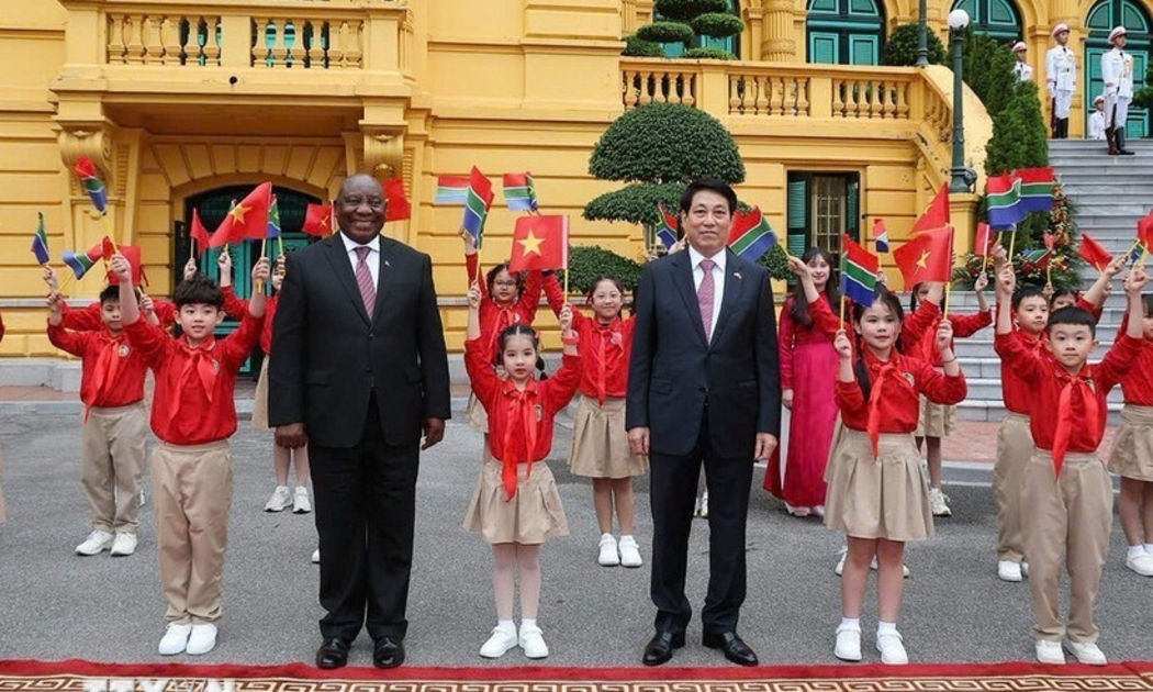 Chủ tịch nước Lương Cường và Tổng thống Nam Phi Matamela Cyril Ramaphosa với thiếu nhi Thủ đô Hà Nội. Ảnh: TTXVN.