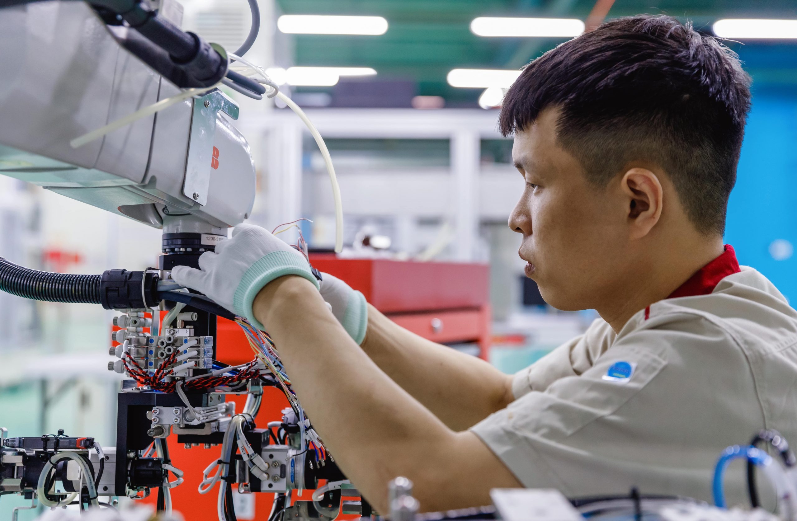 Công nghệ mới, đặc biệt là robot, đã giúp tăng năng suất và tạo thêm việc làm trong ngành công nghiệp. Ảnh minh họa