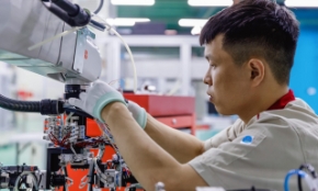 Công nghệ mới, đặc biệt là robot, đã giúp tăng năng suất và tạo thêm việc làm trong ngành công nghiệp. Ảnh minh họa