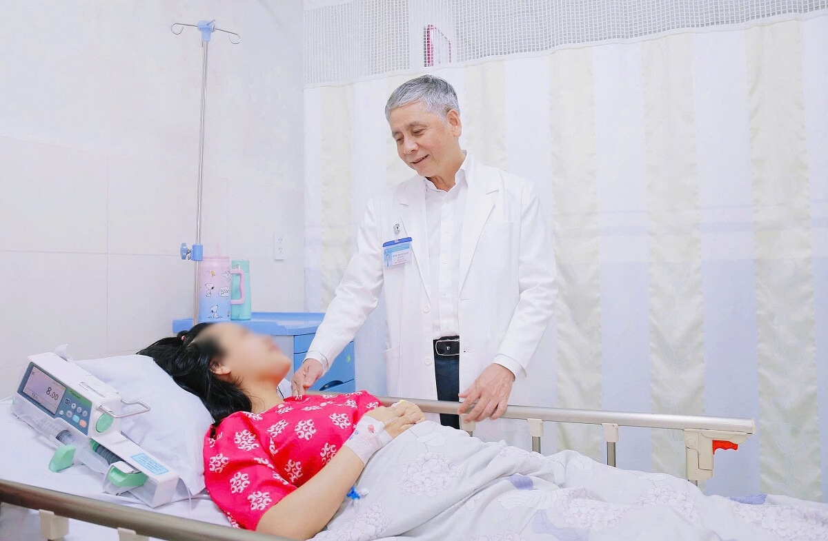 BSCKII. Trần Ngọc Hải, Giám đốc Bệnh viện Từ Dũ, động viên sản phụ.