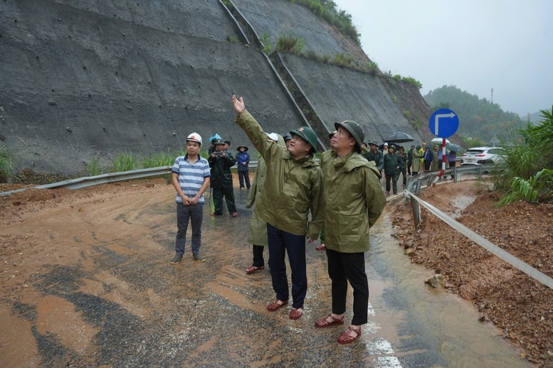 Lãnh đạo UBND thành phố Huế kiểm tra tình trạng sạt lở tại xã Khe Tre 