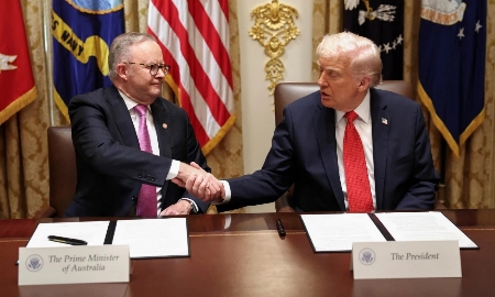 Tổng thống Mỹ Donald Trump và Thủ tướng Australia Anthony Albanese bắt tay sau khi ký kết thỏa thuận về đất hiếm và khoáng sản chiến lược vào ngày 20 tháng 10. (Ảnh: Reuters)