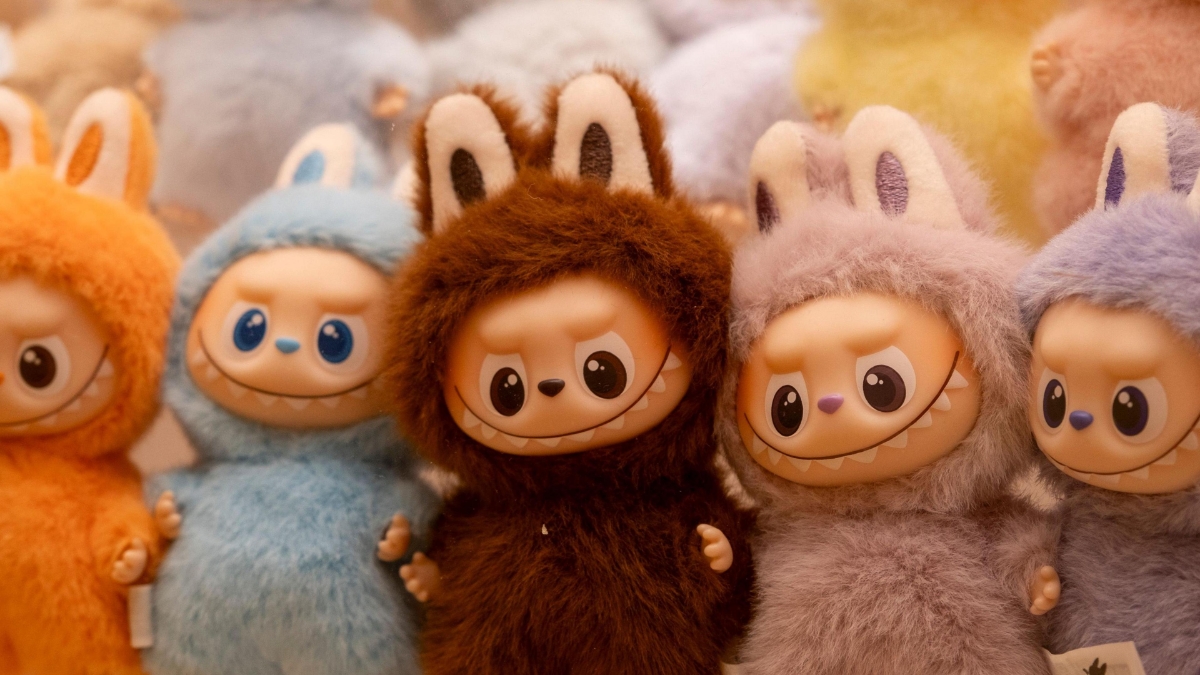 Nhân vật Labubu với 9 chiếc răng nhọn hoắt, đôi tai dài và biểu cảm tinh nghịch.