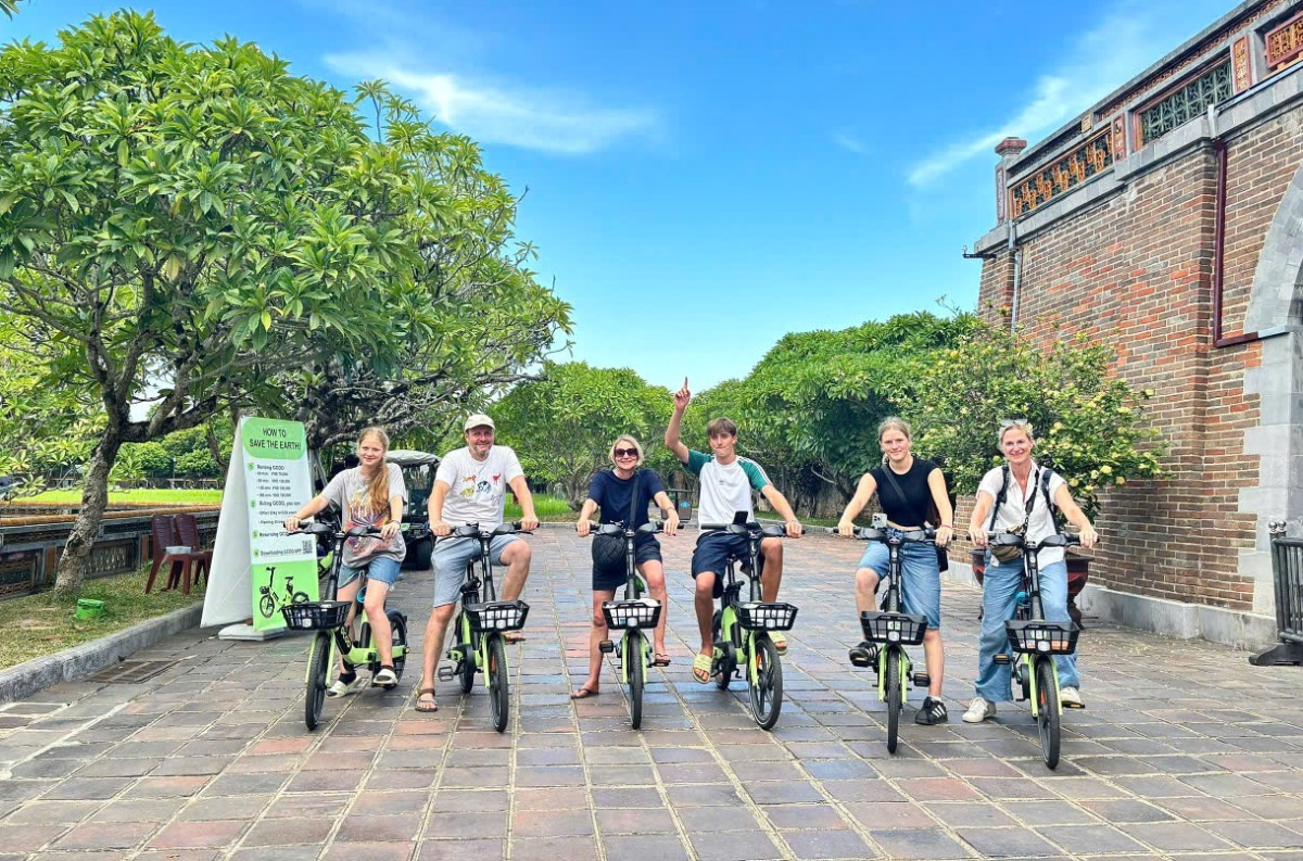 Du khách nước ngoài trải nghiệm đạp xe tham quan tour du lịch xanh tại Huế