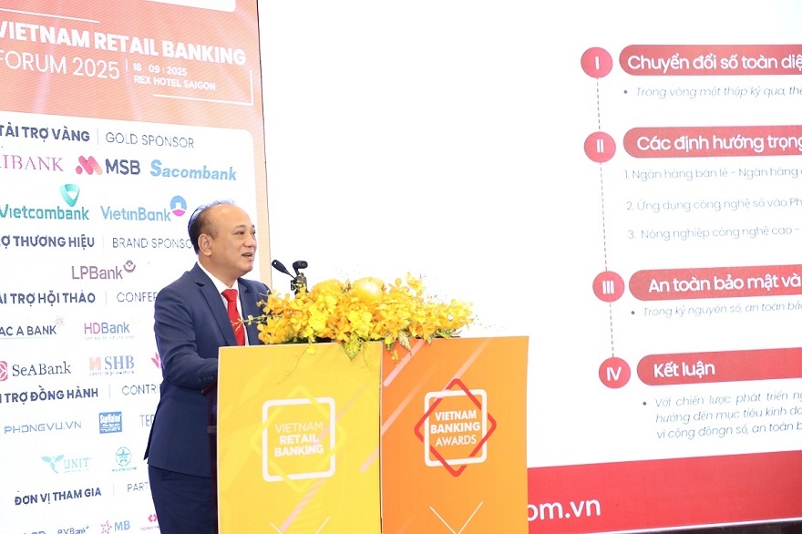 Ông Nguyễn Khắc Trung, Trưởng ban Ngân hàng số Agribank trình bày tham luận tại diễn đàn.